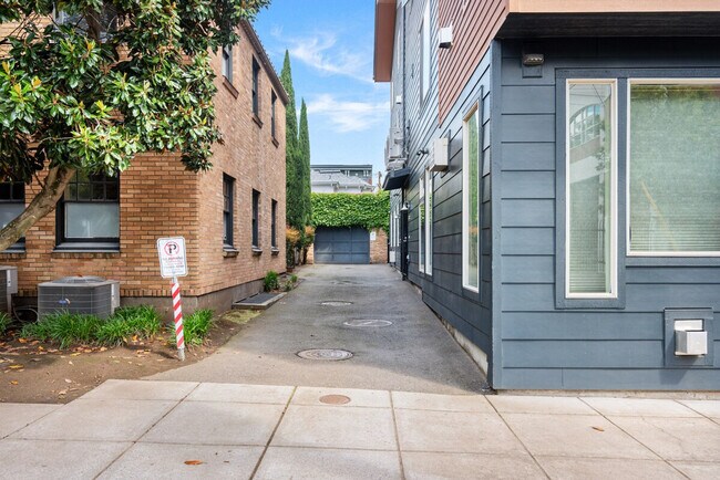 Building Photo - 1607 NW Davis St