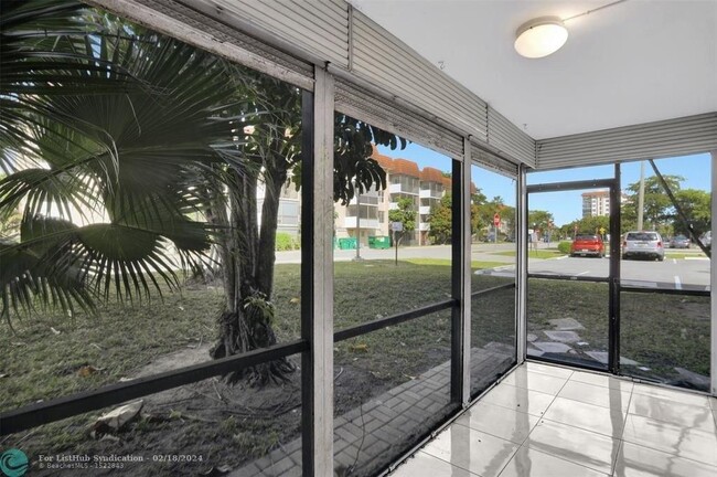 Building Photo - 4156 Inverrary Dr