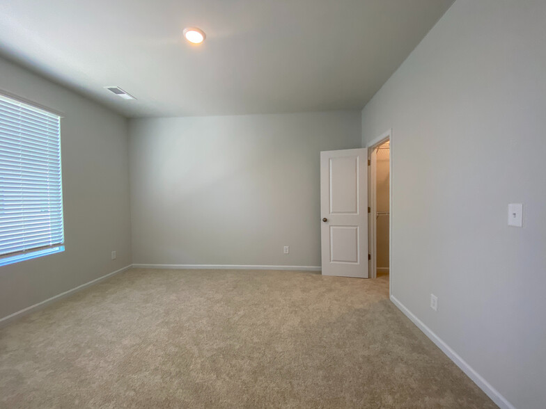 Building Photo - Room in Townhome on Statesville Ave