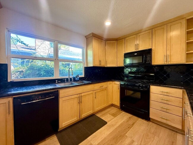 Building Photo - 4004-4006 Bismarck Dr