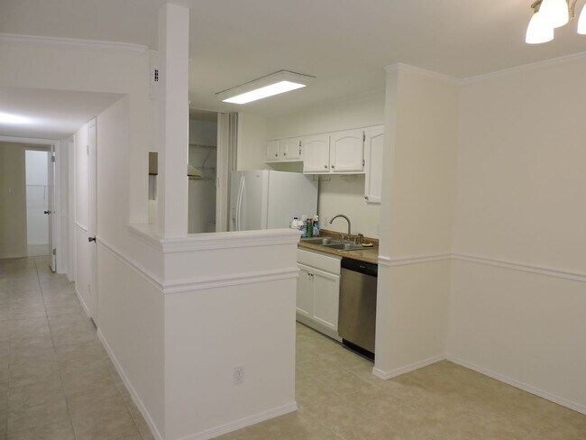 Building Photo - Easy access to interstate, shopping & down...