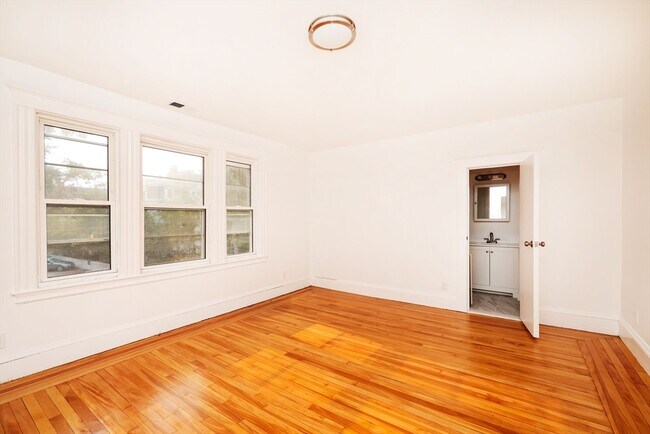 Building Photo - 5 Chauncy St