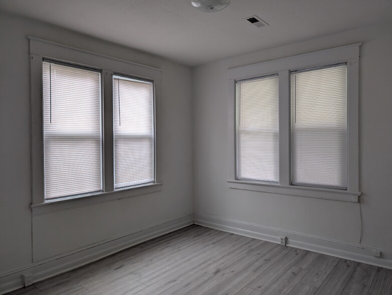 Building Photo - 2112 W Broadway