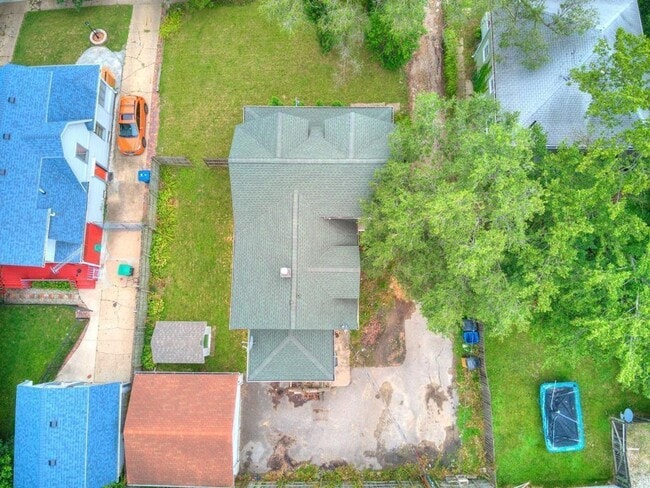 Building Photo - Spacious 5BR Home Near Drake — Porch, Garage & Tons of Space