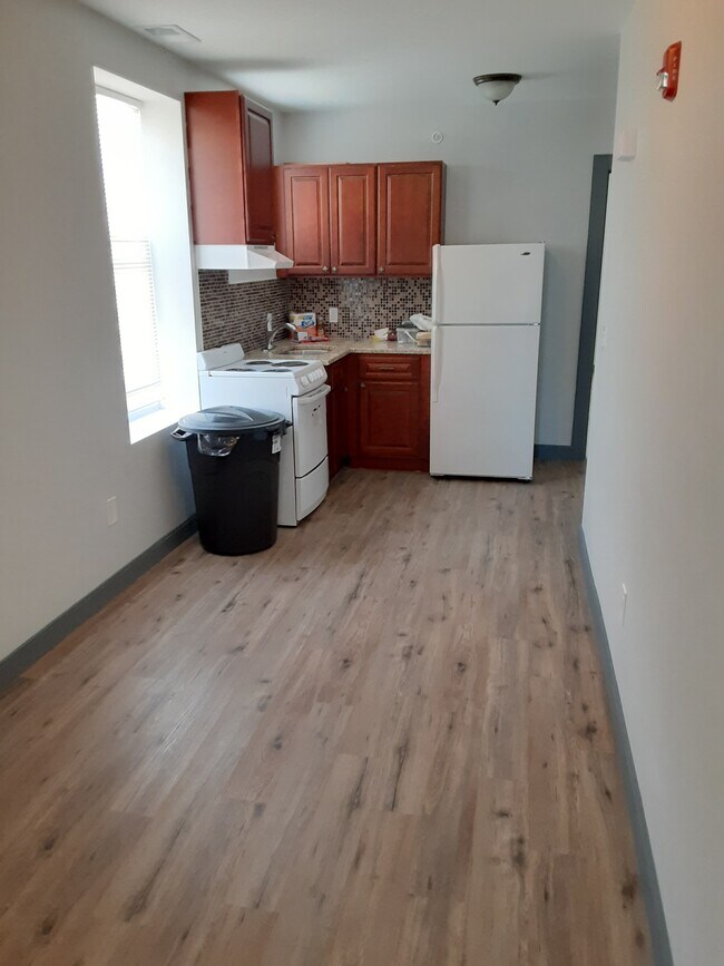 Building Photo - 1212 W Erie Ave