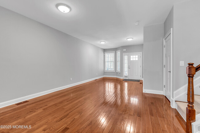 Building Photo - 10 McCormick Ave N