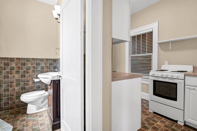 Building Photo - Charming and Spacious 2BR/1BA Unit in Hist...