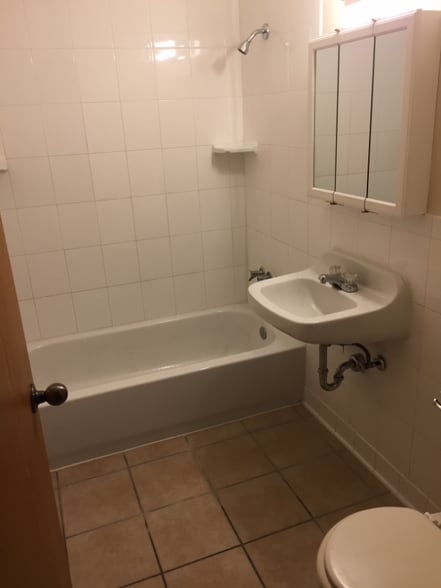 Building Photo - 556 Jenks Ave E