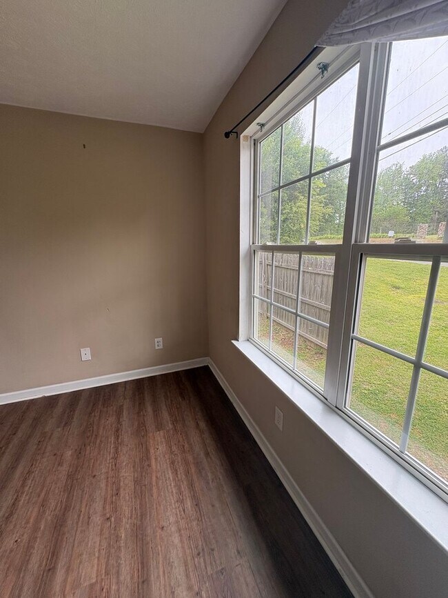 Building Photo - 2 bedroom 1 Bath Apartment