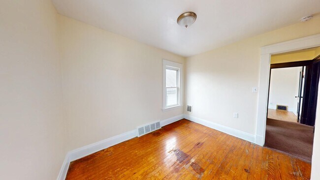 Building Photo - 2 bedroom/1 bath (upper unit)- 1ST MONTH FREE IF LEASE SIGNED BY 10/15