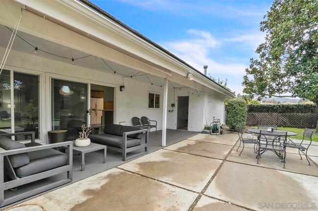 Building Photo - 17052 Bernardo Oaks Dr