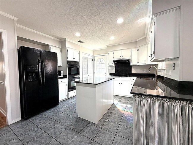 Building Photo - 955 Louise Ave