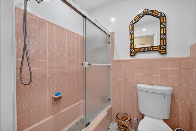 Building Photo - 1570 NE 30th Pl