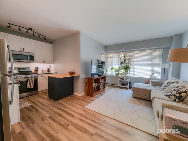 Building Photo - Modern, Light-Filled Junior 1BR in Prime Dupont Location