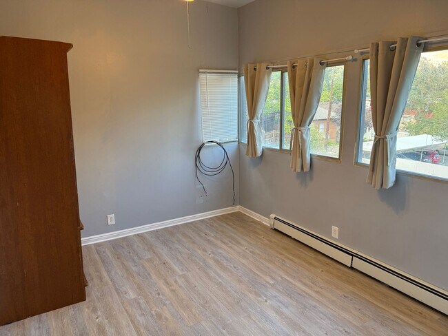 Building Photo - Updated 2 bed 1 bathroom in the avenues!