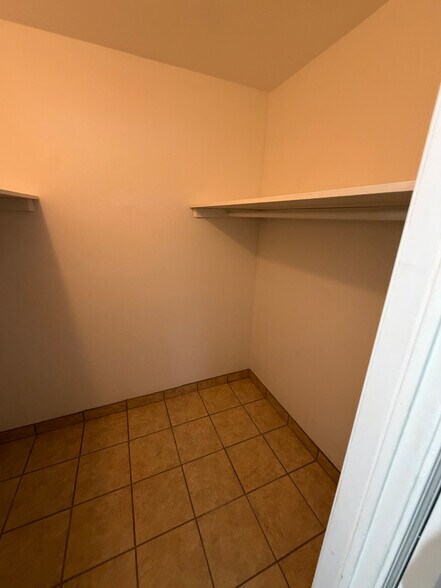 Building Photo - 285 1/4 Walnut St