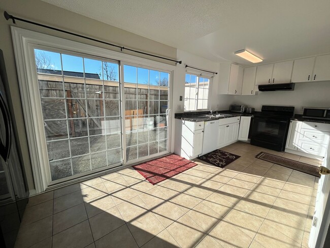 Building Photo - Two Story Three Bedroom Townhouse in San J...