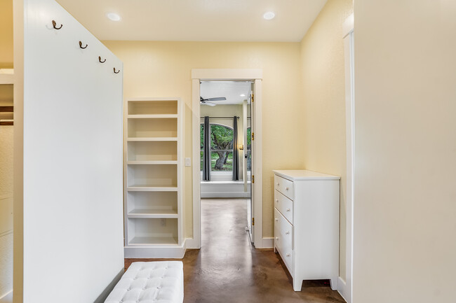 Building Photo - 1194 Vaquero Way