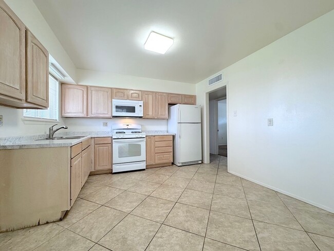 Building Photo - East El Paso 3 bed Refrig A/C!