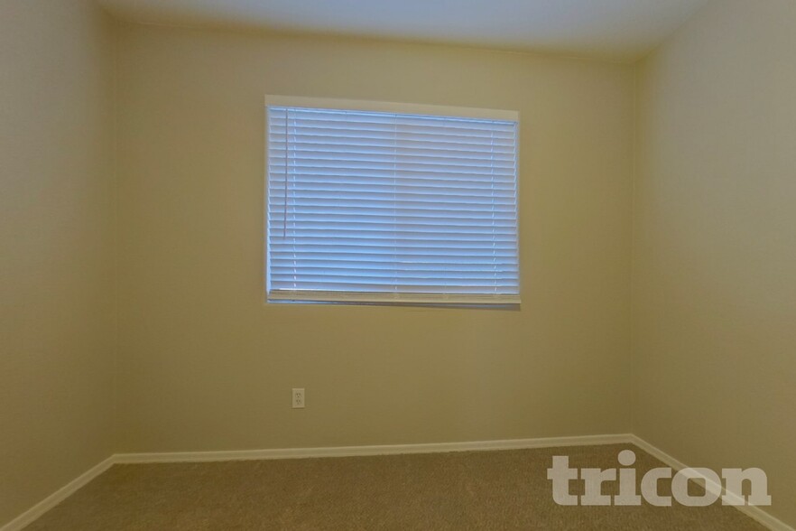 Building Photo - 14 N 126th Ave