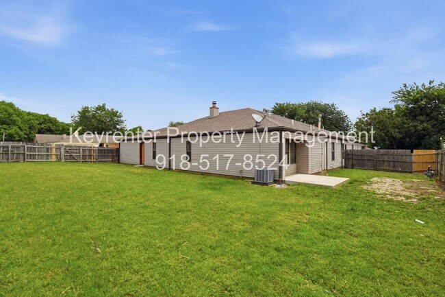 Building Photo - 6506/6508 E 90th St Duplex
