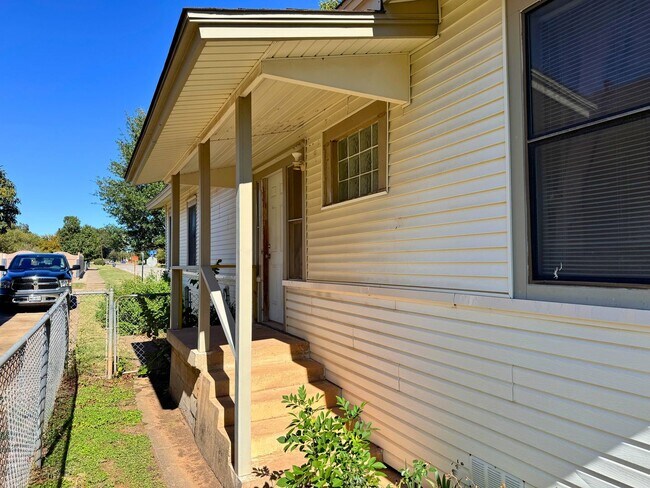 Building Photo - Adorable 3 Bed, 1 Bath Craftsman Home