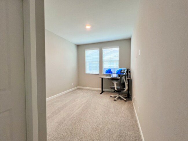 Building Photo - 1096 Delpy View Point