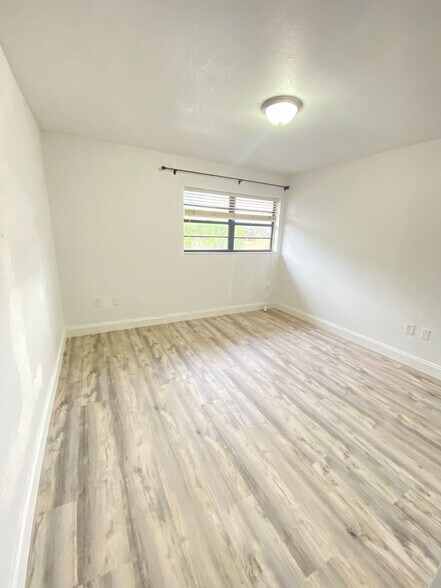 Building Photo - 1616 NE 151st St