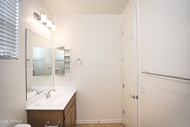 Building Photo - 831 W Finch Dr