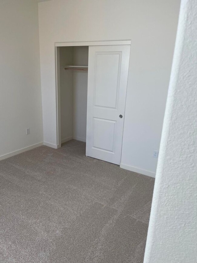 Building Photo - Only 1 Resident - Newer Home