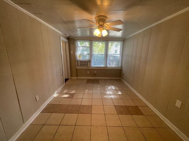 Building Photo - Cozy 1 Bedroom 1 Bath Downstairs Unit Read...