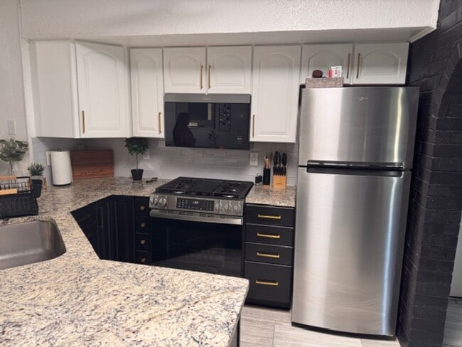 Building Photo - beautiful swimming pool and backyard oasis! fully remodeled home new appliances !