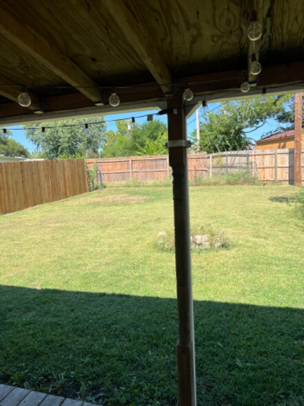 Building Photo - 2026 E Frank Phillips Blvd