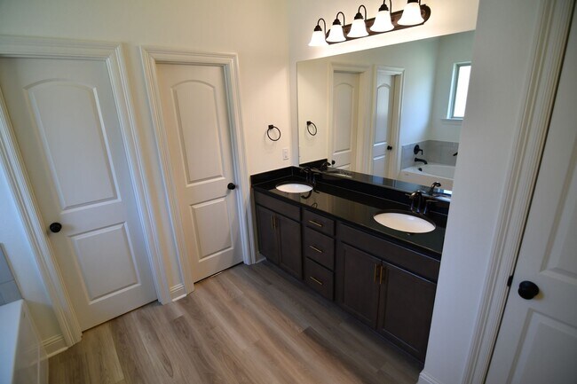 Building Photo - Trendy, 3 bedroom, 2 bath home in coveted Kenilworth Crossing Community near LSU
