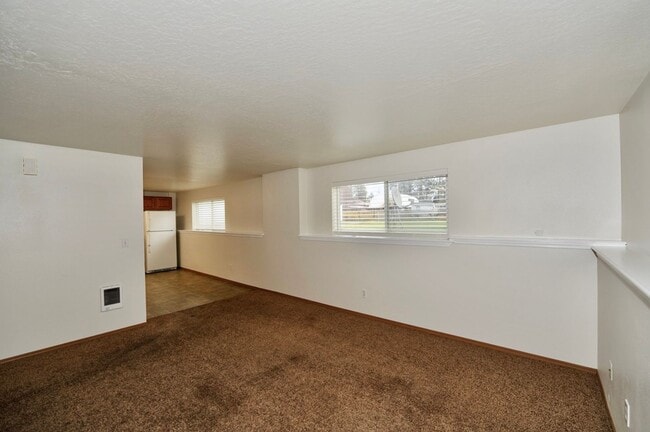 Building Photo - Basement 2 bed 1 bath unit