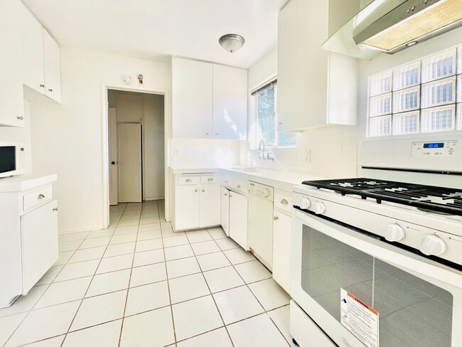 Building Photo - Beautiful Lake Balboa Single Family Home: 3 Bedroom/1 Bathroom/ 2-car garage