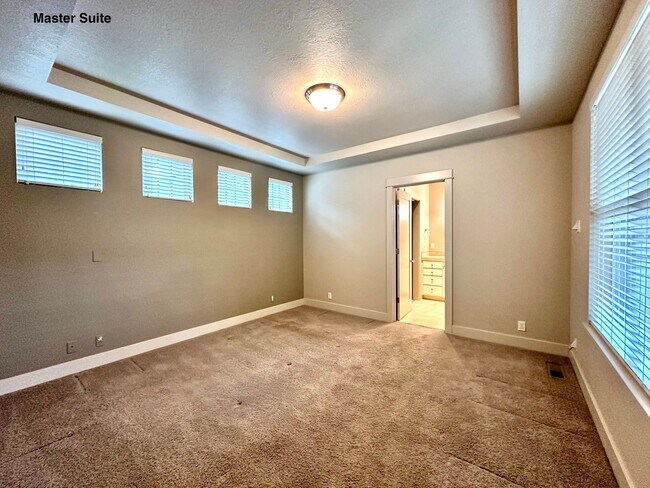 Building Photo - Luxury Living Near Valley River!