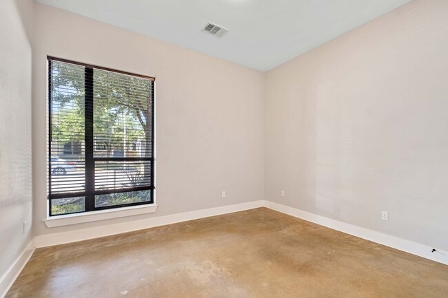 Building Photo - Stunning Modern Home in Desirable 78704 Ne...