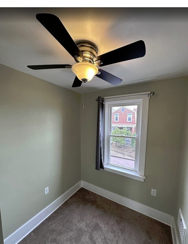 Building Photo - 418 Carl St