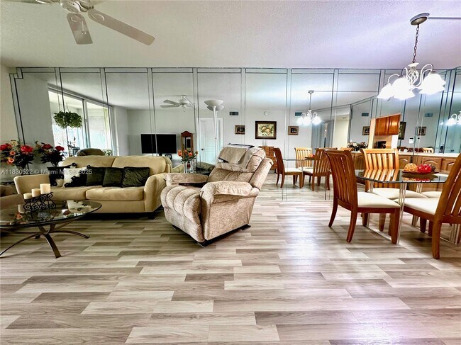 Building Photo - 9420 S Hollybrook Lake Dr