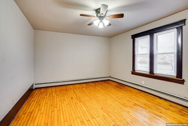 Building Photo - 211 Oak St