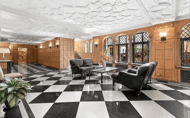 Building Photo - 28 E 10th St