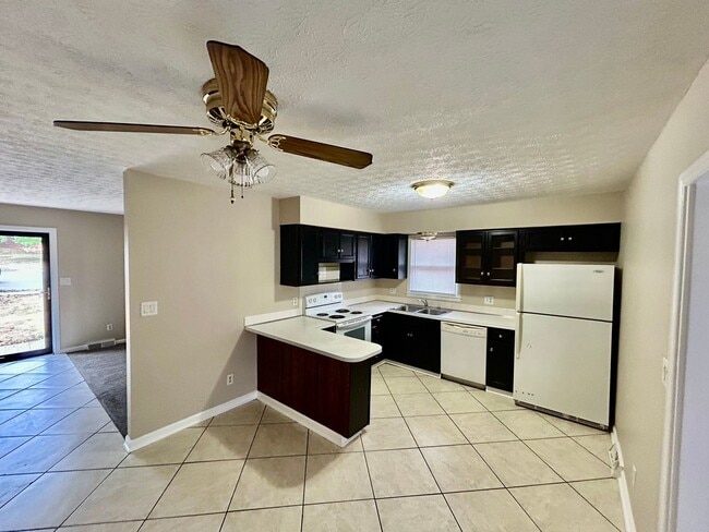 Building Photo - Newly Remodeled 4-Bedroom, 3-Bath with Fin...