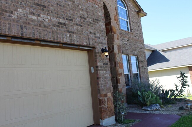 Building Photo - Over 3000 square feet with 3 car garage!