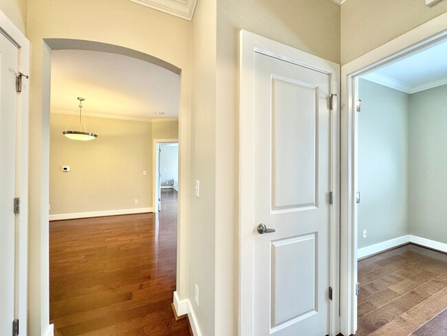 Building Photo - 2 Bedroom in Winstead Commons! Convenient to Lawndale Dr, Battleground Ave, and More!