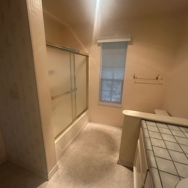 Building Photo - Beautiful Lake Wildwood Home with private back yard.