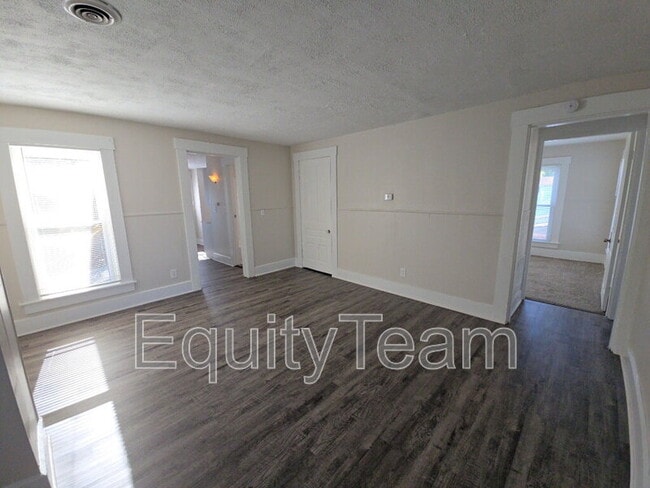 Building Photo - 128 N River St