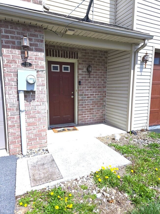 Building Photo - 3-bedroom, 2.5-bathroom Townhome