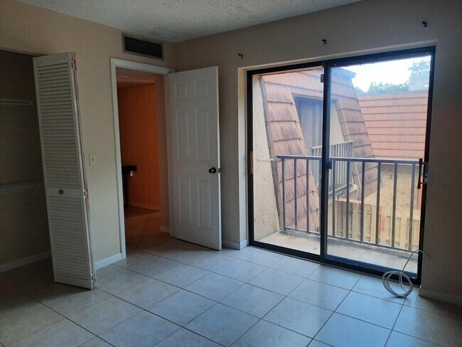 Building Photo - 1440 N Lawnwood Cir