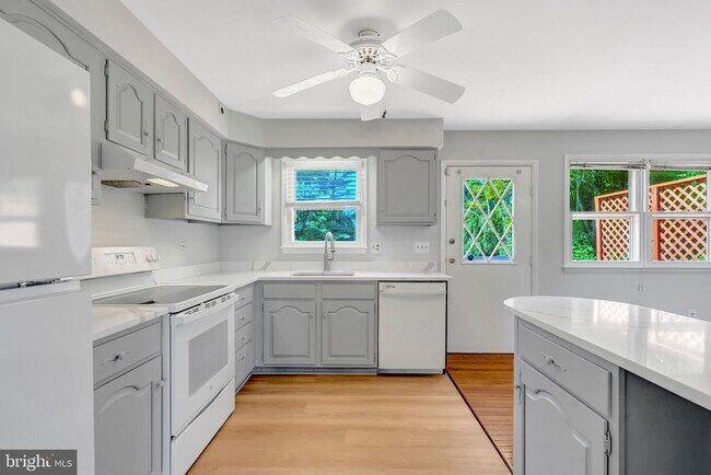 Building Photo - 4570 Lawnvale Dr
